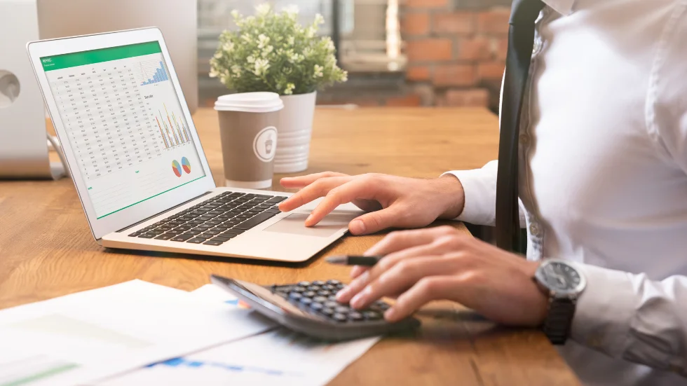 analizirane i sintezirane na informatsia s pomoshtta na izkustven intelekt