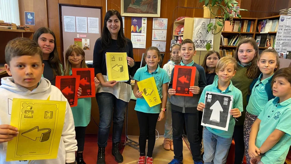 Ученици учат чрез игра в училищната библиотека