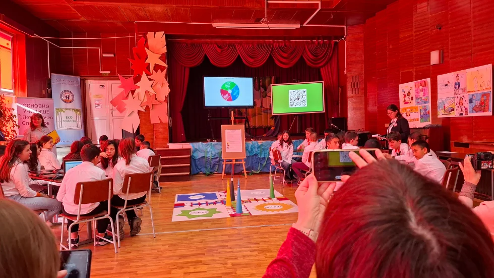 Ученици участват в образователна игра