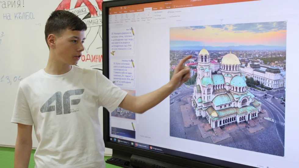 Ученик изпълнява проектна STEM задача