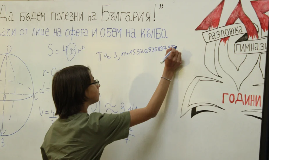 Ученикът работи по проектна STEM задача