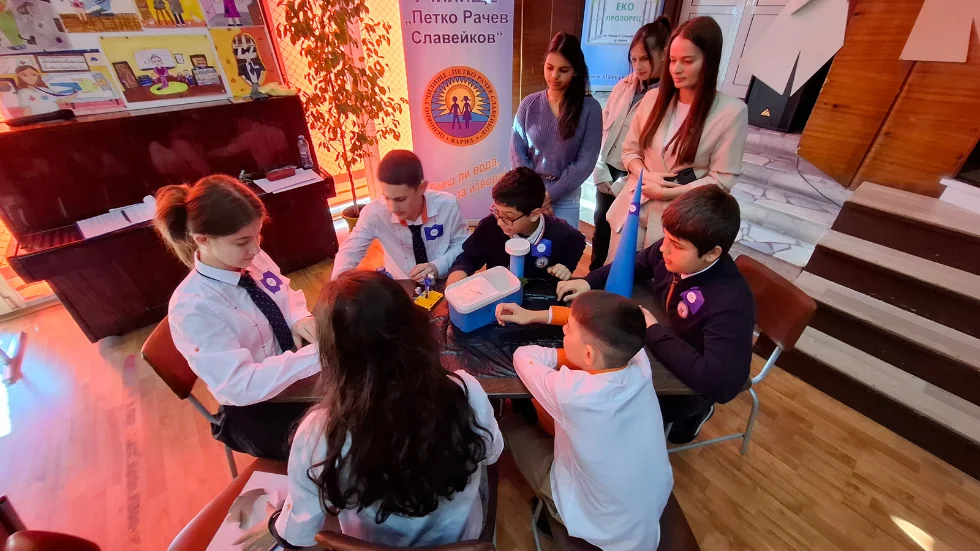 Ученици работят в екип