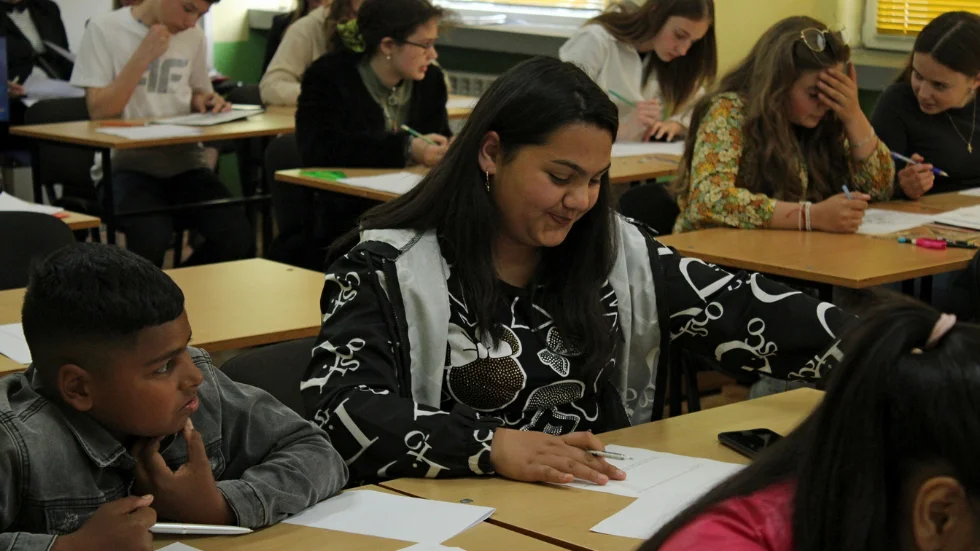 Ученици попълват работни листове по математика и информатика