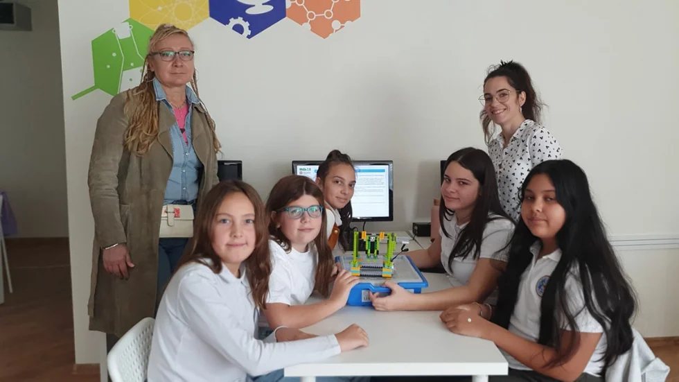 Ученици и тяхната учителка работят по проект в STEM центъра на училището