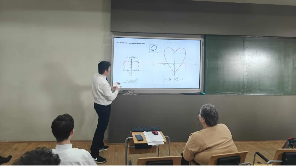 Ученик представя проект пред своите съученици и учители