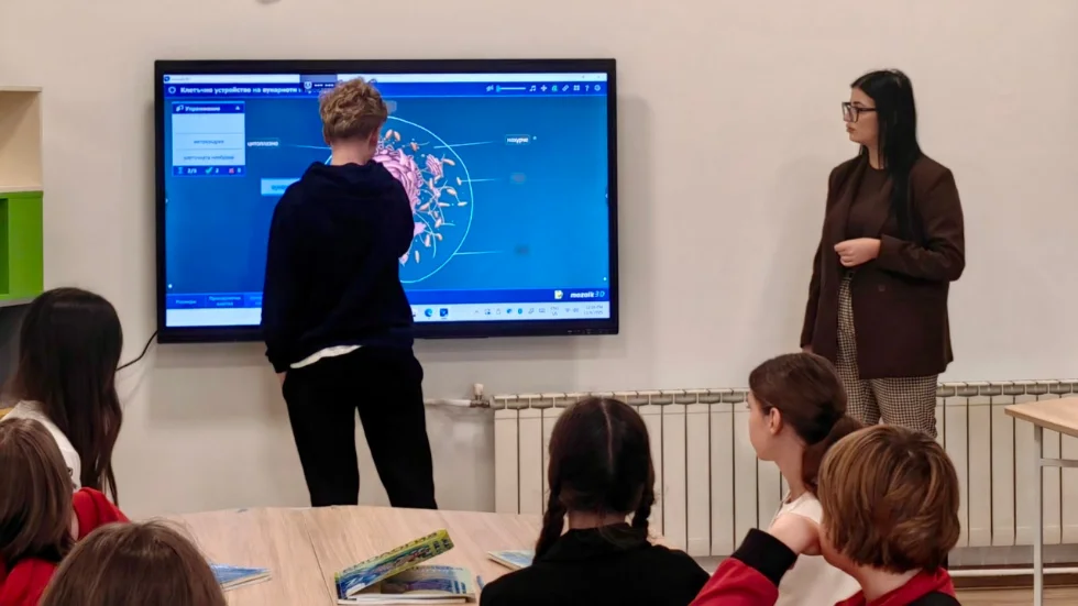 Ученик решава интерактивна задача по биолгия