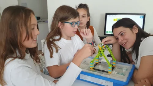 Ученици сглобяват LEGO модел