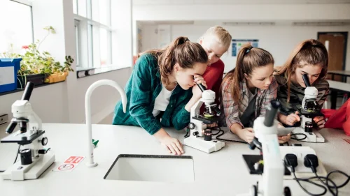 Ученици работят по проект в училищен STEM център