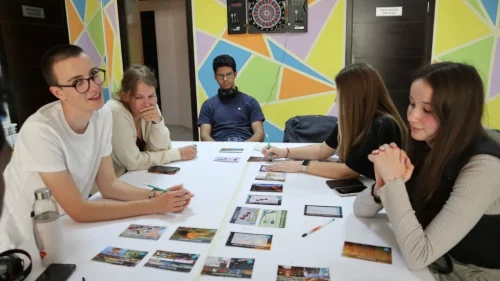 Ученици работят заедно по зададен проект