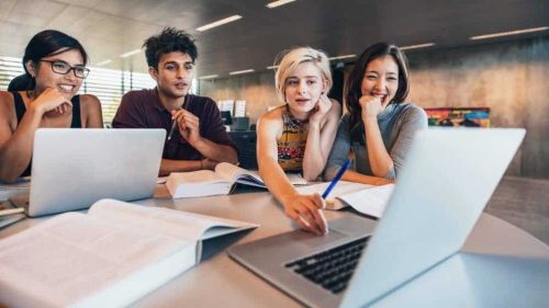 Обединяване около обществено значими теми и заемане на позиция