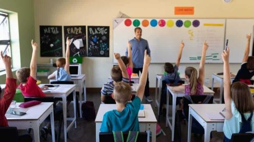 Оценява значение на казуси от различни епохи/пространства по определени критерии