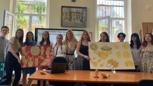 Учителка, заедно със своите ученици представят проект