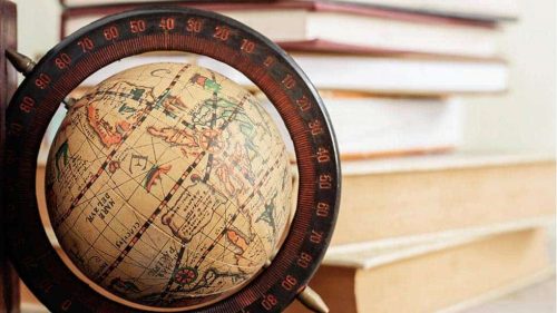 Поставя събитието/личността в различен контекст