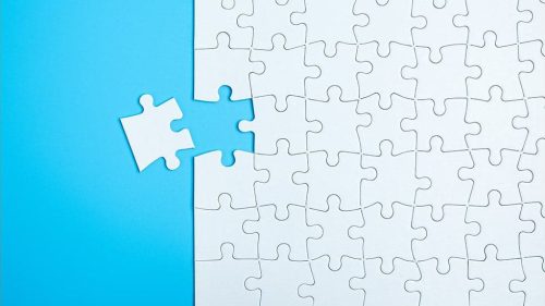 Разглежда поставения въпрос винаги като част от по-голяма система