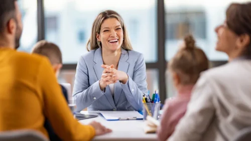 Директор разговаря с родители